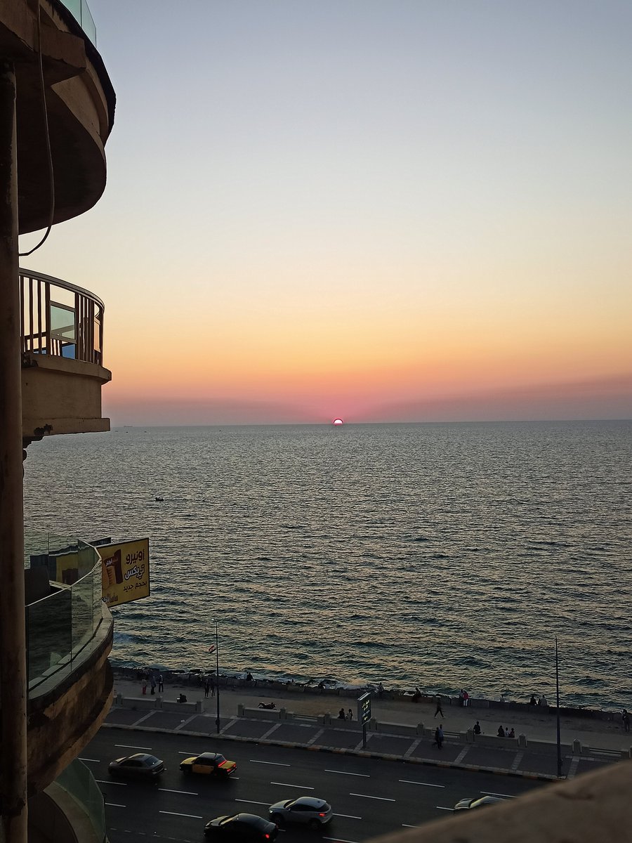 My fav reward after a long study day is watching the sunset from this workplace 🧡