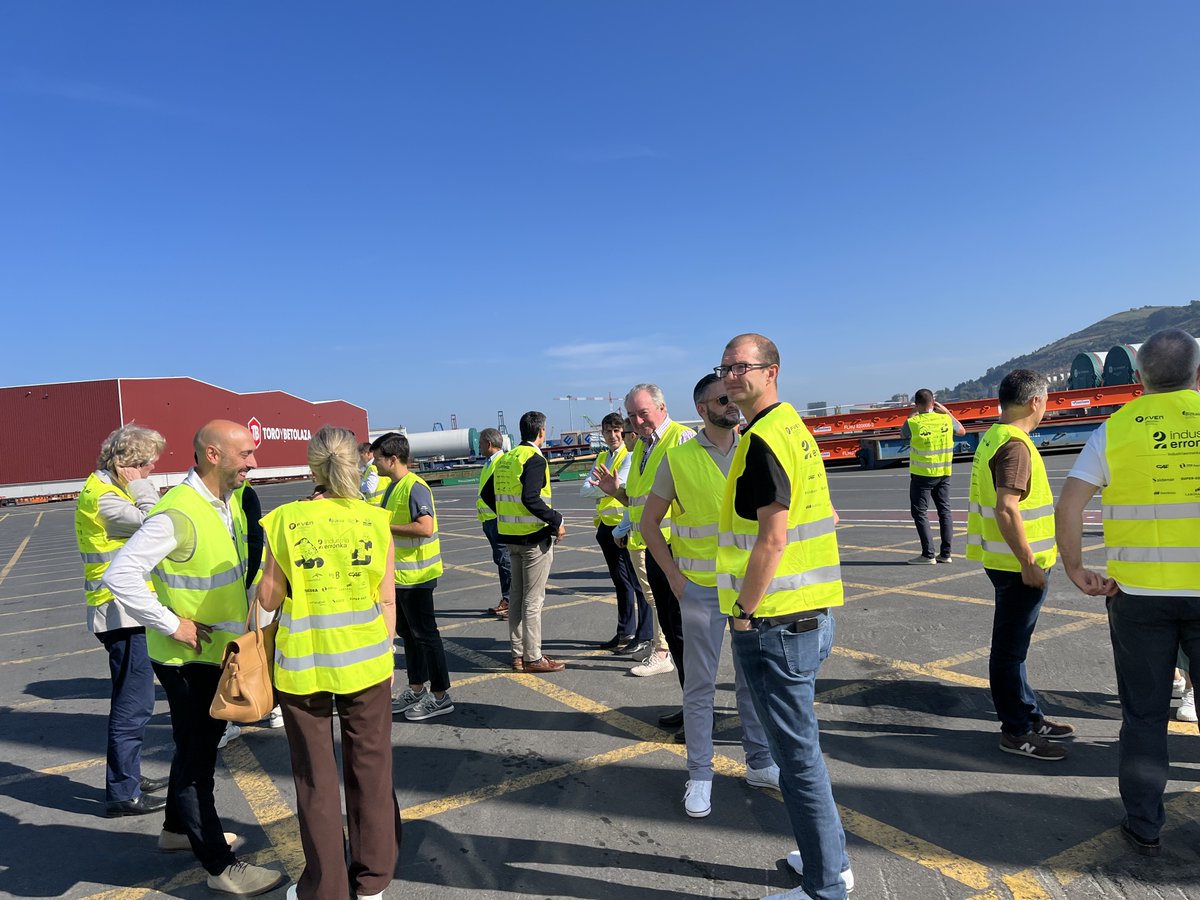 BilbaoPort's tweet photo. 🚢✨ The #ProjectCargoSummit has kicked off with a visit to the Port of Bilbao.
👷♀️👷♂️ Our guests on the guided tour got a first-hand look at the #ToroYBetolaza facilities, a clear example of innovation in the port.
⚡ The #BilbOPS project (💰Subsidized by #CEFTransport (#CINEA) from
@EU_Commission /@EuropeanCommission and @P_Recuperacion #NextGenerationEU and co-financed by @EIB) will enable vessels at berth to connect to the power grid and to be supplied with clean energy generated on site by PV solar panels.
#BilbaoPort