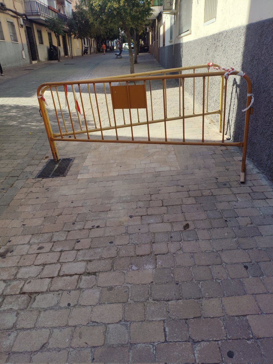 En ese alcorque había un árbol,no adoquines. Años para reponer el arbolado y mobiliario en la Av. De la Libertad y poca voluntad para ello. 
❌ Menos parches y más compromiso.
🌳 Queremos árboles, no cemento.
#VerdeParaElBarrio #MásÁrbolesMenosExcusas 
#LaFortuna