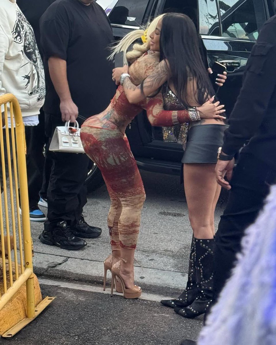 This was Cardi B two months after giving birth to blossom 🌸