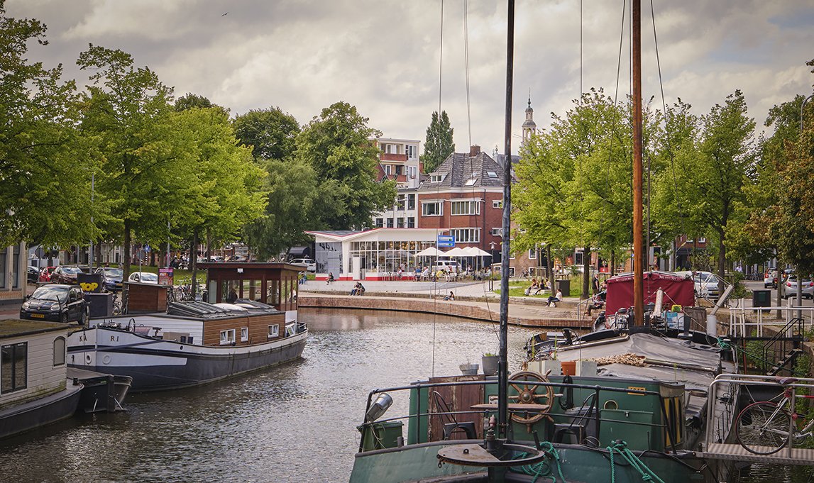 In Groningen is een rijksmonumentaal tankstation naar ontwerp van architect Willem Marinus Dudok getransformeerd tot een kleinschalige horecagelegenheid. 

En dat is GEWELDIG!