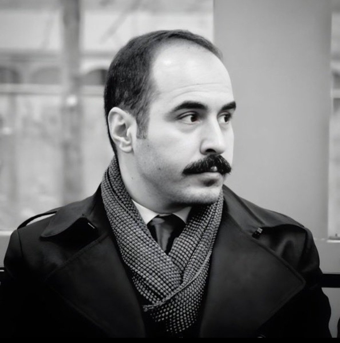 امروز #حسین_رونقی ، وارد شانزدهمین روز اعتصاب غذای خود شد. بنا بر گزارش‌های رسیده از همبندیان ، وضعیت جسمانی او رو به وخامت گذاشته و علائم نگران‌کننده‌ای از جمله کاهش شدید وزن، ضعف بدنی و افت فشار خون و ضربان قلب در او مشاهده می‌شود. 

اعتصاب غذا، در ساده‌ترین تعریف، امتناع