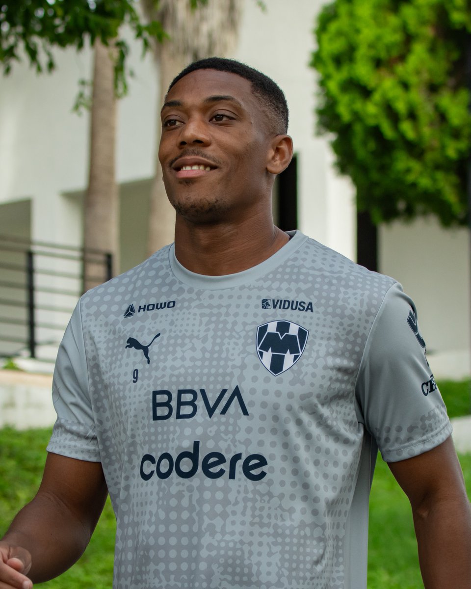 🔥 <a href="/AnthonyMartial/">Anthony Martial</a> en su primer entrenamiento como Rayado.👊🏼🔵⚪