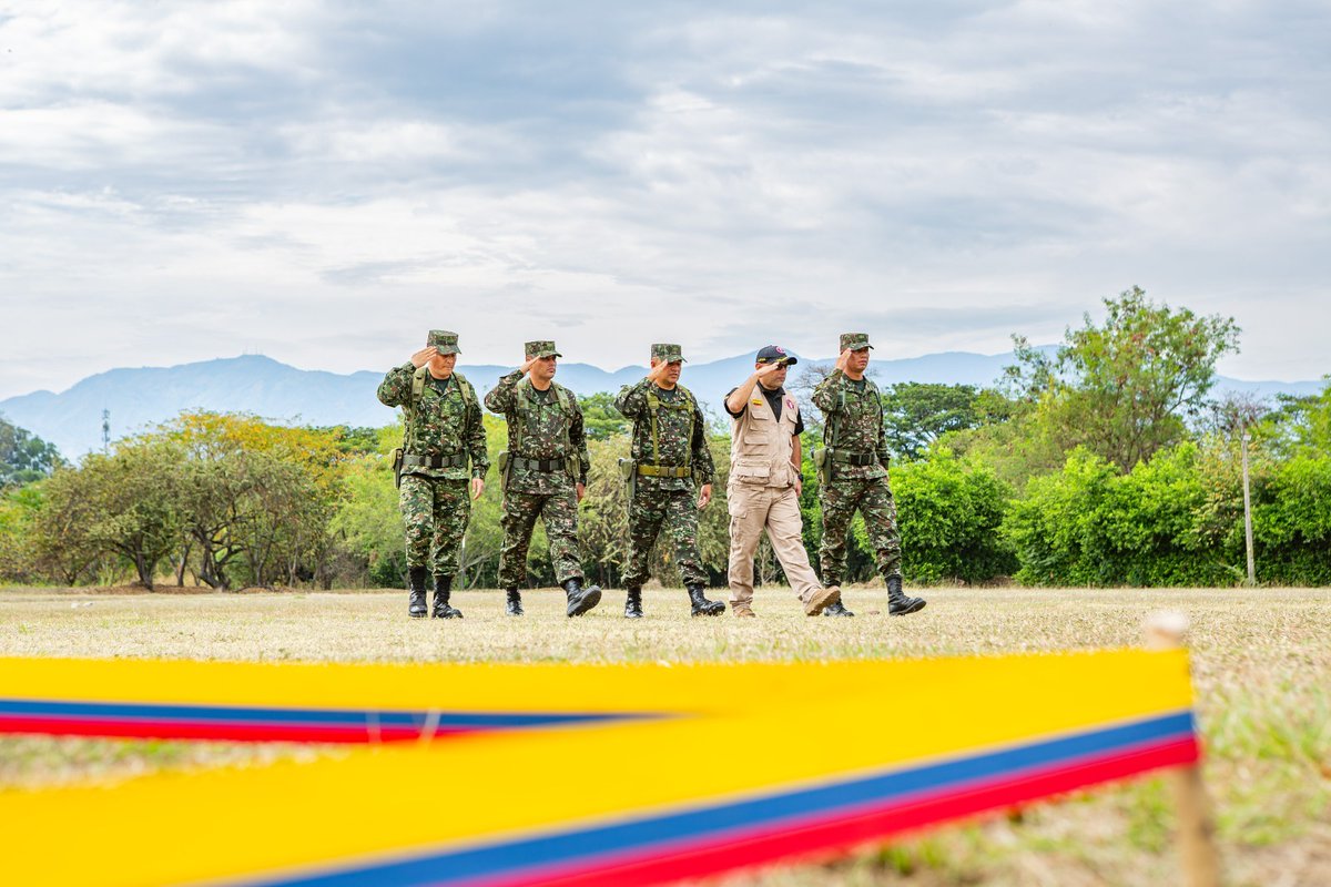 Con lágrimas de orgullo y manos firmes, las familias impusieron el nuevo grado a sus héroes en el Cantón Militar Tenerife de Neiva, #Huila.

Hoy, suboficiales de la #NovenaBrigada ascienden como símbolo de entrega, compromiso y amor por la Patria.
Un logro compartido, un orgullo
