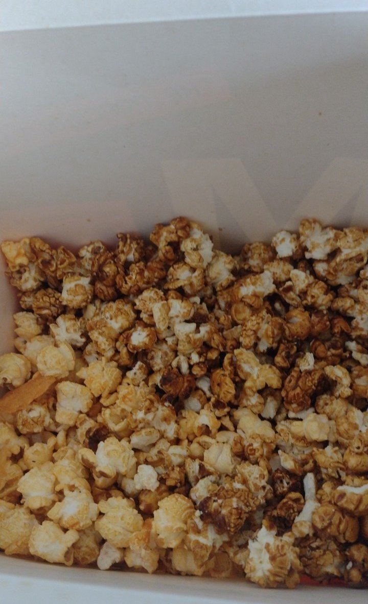 Hola!! Cómo están? 
Yo comiendo palomitas de ayer 😅
Gustan? 💟