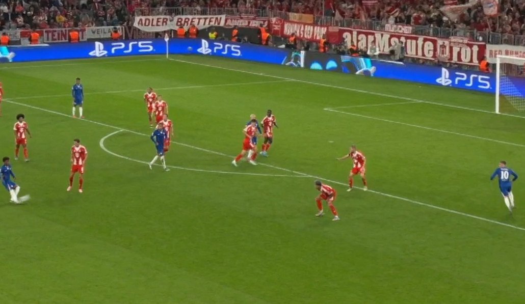 📸Cole Palmer's positon in Chelsea's disallowed goal against Bayern Munich.

⚠️Although he is likely offside, it can't be confirmed because Sacha Boey's left foot isn't visible from any of the available angles.

❌The SAOT replay of the incident was also not shown.