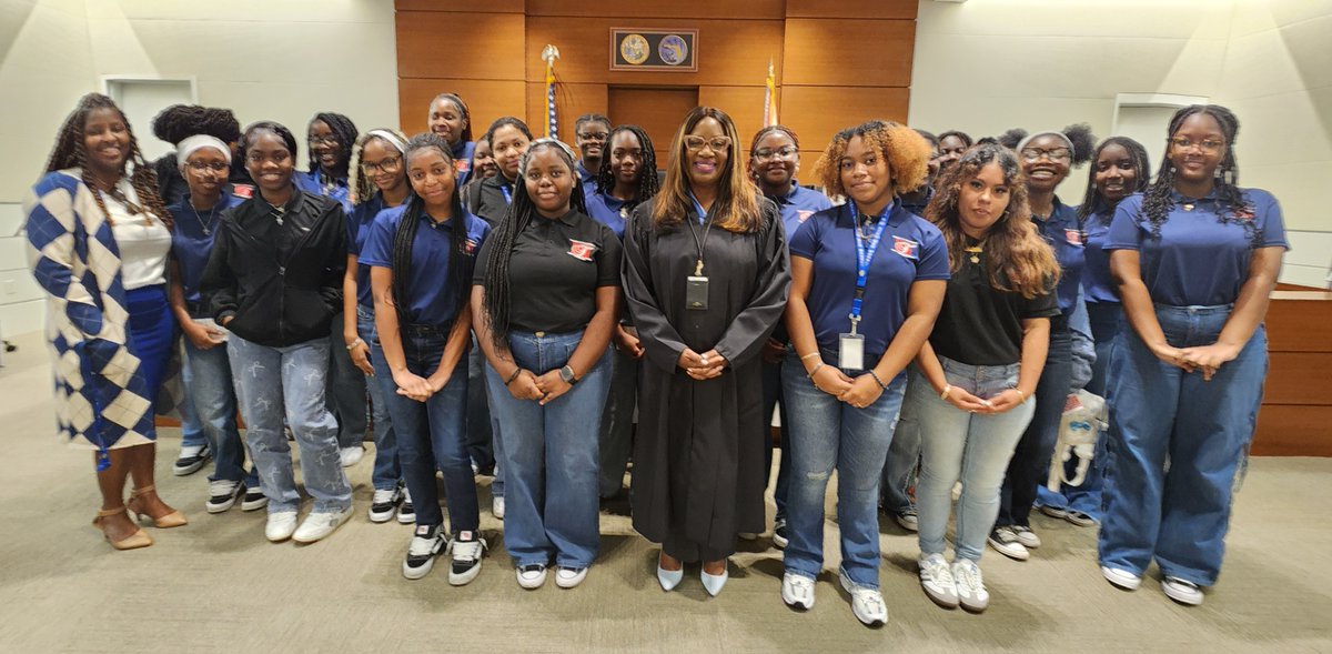 Students from Lauderhill STEM Magnet School’s Women of Tomorrow program visited the courthouse where they met County Court Judge Jackie Powell, Circuit Judge Michael J. Orlando, Broward State Attorney Harold F. Pryor, and Chief Assistant Public Defender Tayron Lopez!