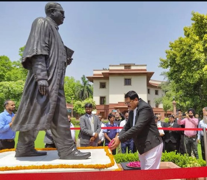 काश जस्टिस बी.आर. गवई  साहब 2019 मुख्य न्यायाधीश बन गए होते, तो शायद मंदिर का ख्वाब अधूरा रह जाता। 

क्योंकि कोर्ट में निर्णय साक्ष्य के आधार पर दिए जाते हैं और मंदिर में पक्ष में एक भी साक्ष्य नहीं था।

जय भीम 🙏💙✊

#We_Stand_With_BR_Gavai
#We_Stand_With_BR_Gavai