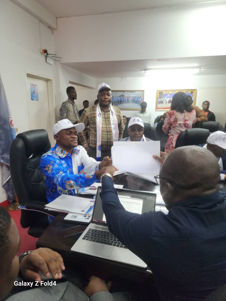 En sa qualité de Dép Nat, l'Hon KAZITERIKO KENDA, au nom du parti pô Congo Uni  dont il est l'initiateur et Pdt Nat, a joué sa partition ce mercredi 16 sept 2025 au siège de l'union sacrée de la nation en signant la charte de ce plateforme politique.
<a href="/fatshi13_/">Félix A. Tshisekedi</a> <a href="/VitalKamerhe1/">Vital Kamerhe</a>