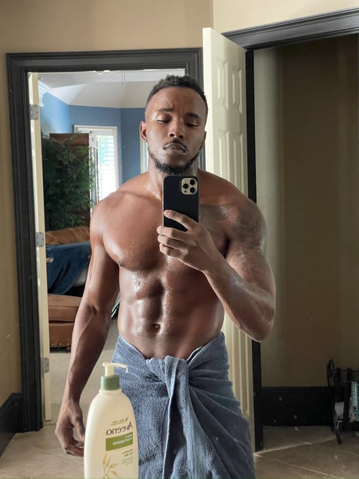 Watch Pheonix M. Fellington's leaked NSFW photo on TwXstars