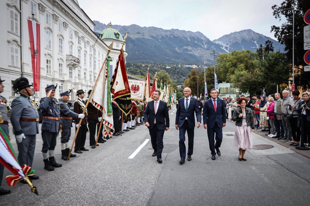 EU-Kommissar <a href="/tzitzikostas/">Apostolos Tzitzikostas</a> wurde von Landeshauptmann Mattle mit einem Landesüblichen Empfang in <a href="/unserlandtirol/">Land Tirol</a> begrüßt.

Am Donnerstag steht der Durchschlag im Erkundungsstollen des Brenner Basistunnels an. Die EU hat Tunnel &amp; Zulaufstrecken mit 2,8 Mrd. € gefördert. 🇪🇺🇦🇹🇮🇹