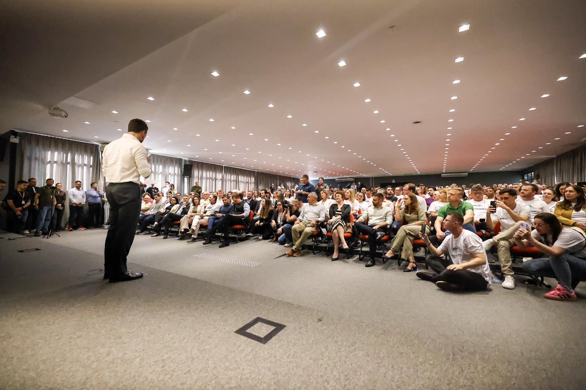 EduardoLeite_'s tweet photo. Anúncio para o Vale do Taquari! Apresentei nesta quarta-feira (17/9), em Lajeado, o resultado do Estudo de Viabilidade Técnica, Econômica e Ambiental (EVTEA) para a construção de uma nova ponte sobre o Rio Taquari, ligando Estrela a Cruzeiro do Sul. 

Essa obra, orçada em mais de R$ 350 milhões, é um passo decisivo para garantir segurança, mobilidade e desenvolvimento a toda a região, com uma estrutura mais moderna, mais robusta e preparada para resistir aos impactos das mudanças climáticas.
Esse investimento se soma a outros que já ultrapassam R$ 480 milhões na região, dentro do Plano Rio Grande. 

Seguiremos juntos, de mãos dadas com a comunidade, para entregar obras que simbolizem não só recuperação, mas também esperança e prosperidade para todo o Vale do Taquari.