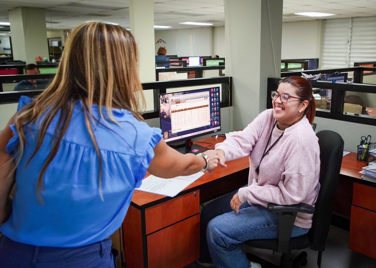 DTRHPR's tweet photo. Con el fin de conocer de cerca a nuestro personal, la secretaria del Trabajo, María del Pilar Vélez Casanova, visitó las oficinas de Caguas (SINOT, Seguro Choferil, PR OSHA, Normas de Trabajo, Desempleo y SAAPE). Acompañada por María I. Avilés y Karla Vallejo. #DTRH https://t.co/hwWlUvrDKP