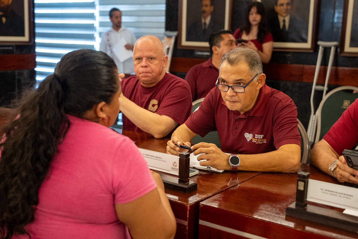 Hoy y cada miércoles escuchamos de manera directa a las y los campechanos en la Audiencia Ciudadana, en Palacio de Gobierno.

Estos espacios son muy valiosos porque nos permiten atender de frente sus necesidades y trabajar juntos en soluciones que fortalezcan el bienestar de sus
