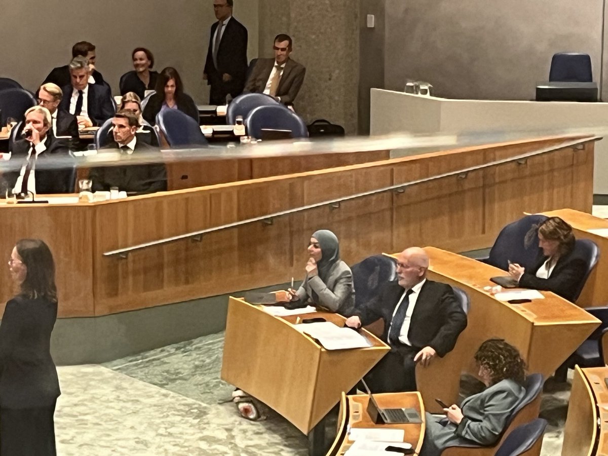 Eerdmans spreekt over PvdA-GL. “Het is GroenLinks-PvdA. Leer dat nou eens een keertje” reageert Timmermans boos vanuit de bankjes. 
Eerdmans zegt dat het niet expres was.