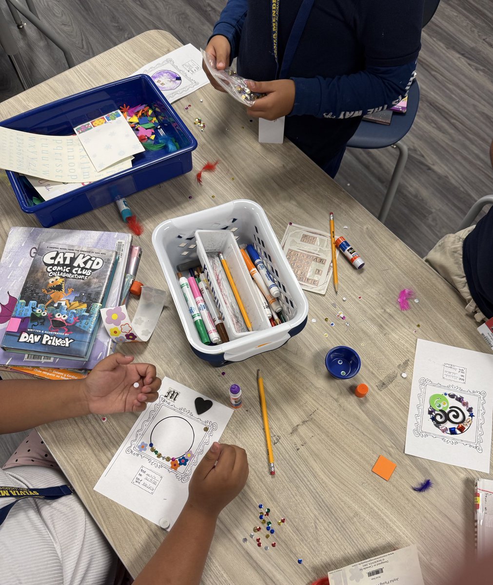 SMCLAbookden's tweet image. Making our mark for #DotDayLibrary #InternationalDotDay using Mixed Media @SMCLAbookden @CREWatDISD @DISD_Libraries @ProjectReadDISD @LauraRubioGarza @RubyGarzaDISD @Steps2Samuell