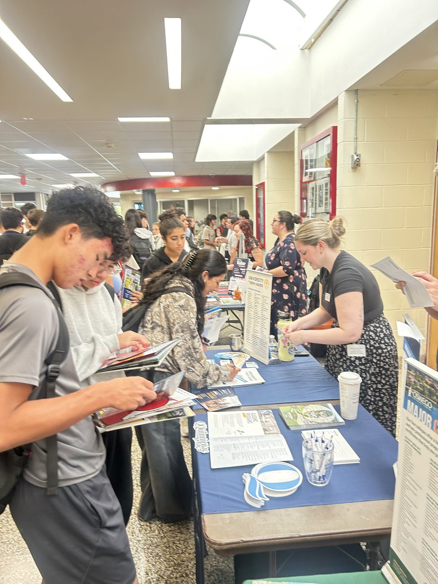 Our first Mini College Fair was a success✔️✔️✔️ 

Now we have two more to go! <a href="/MineolaUFSD/">Mineola UFSD</a> #Juniors #Seniors #MineolaGuidance