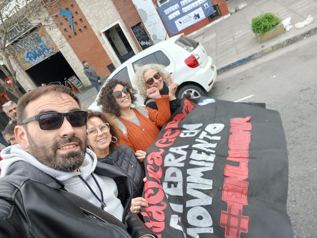 laprofeliber🍉 (@laprofeliber) on Twitter photo Con mis compañerxs de <a href="/DidgralUnmdp/">Didáctica General Unmdp</a> donde hay que estar: en la calle en defensa de la educación pública, la ciencia y la tecnología. 
Besito en la frente, Milei 😘 Con mis compañerxs de <a href="/DidgralUnmdp/">Didáctica General Unmdp</a> donde hay que estar: en la calle en defensa de la educación pública, la ciencia y la tecnología. 
Besito en la frente, Milei 😘