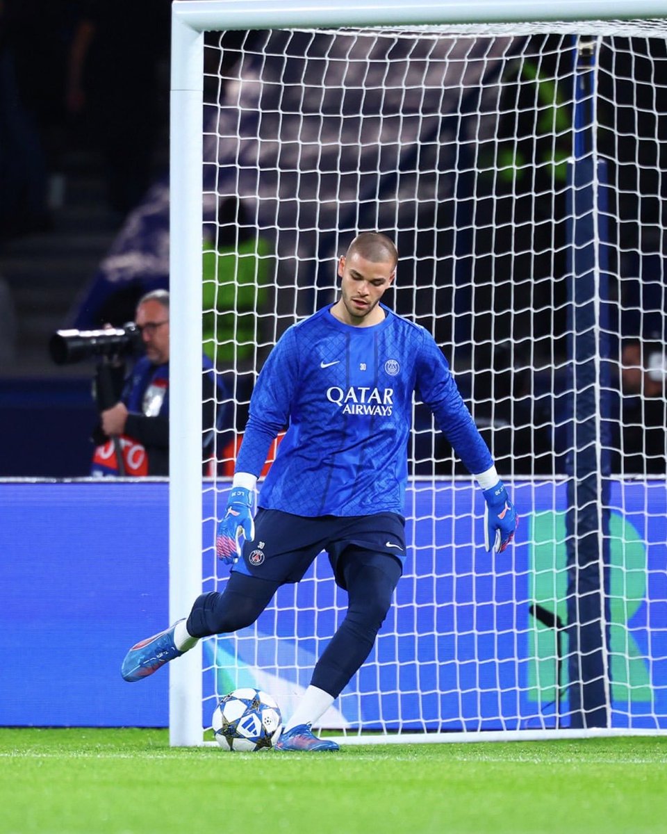 📊Lucas Chevalier contre l’Atalanta 🇮🇹 c’est: 

🧤| 2 arrêts (0.25 buts évités) 
🛡️| 0 but encaissé 
👊🏻| 1 renvoie des poings 
🎯| 25/31 passes réussites (81%) 
☄️| 1 Dégagement 
💫| 2/6 longues passes réussites (33%)
⚽️| 34 touches de balle 

#PSGATA | #PSG | #UCL