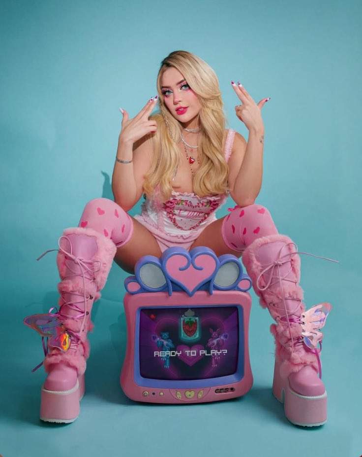 🚨🚨LA MAYOR BOMBA DEL AÑO🚨🚨
⚠️EXCLUSIVA DE MÁXIMO NIVEL⚠️
Hoy vuelve la verdadera Aria bela/Ariplay a hacer streams! Se rumorea q confirmara en stream su personaje para marbellla. Será una lesbiana? Una viejita? O aria bela pixel? No te lo pierdas hoy en twitch 😱😱😱