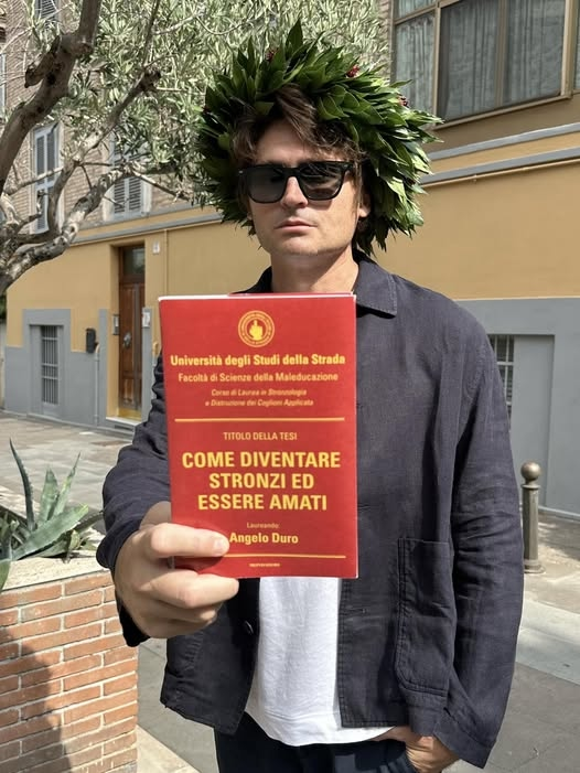 anubi77787292's tweet image. Chi lo avrebbe mai detto che quel giorno prima o poi sarebbe arrivato. Mi sono Laureato. In Stronzologia, ovviamente. Questa è la copertina della mia tesi alla Facoltà di Scienze della Maleducazione, Corso di Laurea in Stronzologia e Distruzione dei Coglioni applicata,sarà 🔽