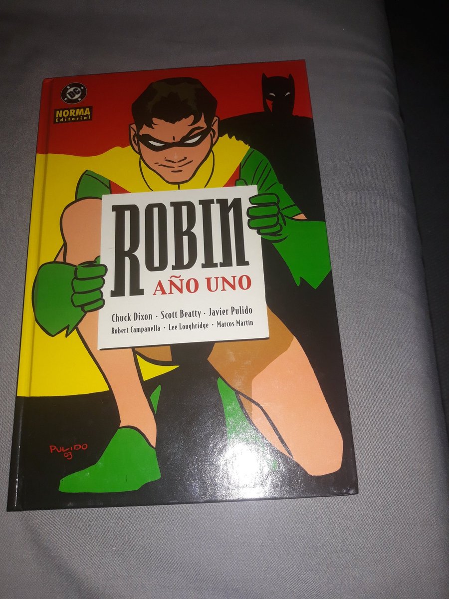 #BatmanDay.  En Robin año uno vemos como batman entreno a su primer soldado contra la lucha contra el crimen Dick Grayson el primer Robin.
En este primer año se enfrentó al sombrerero loco en un caso de secuestro de niñas que fue contratado por alguien poderoso.
Harvey Dent