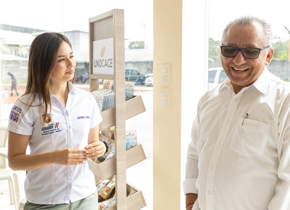 IEPS_Ec's tweet photo. 💪 ¡Nuestro trabajo en territorio sigue firme!

En el Recinto El Deseo, la directora general @Ariannaburgosca visitó a la Unión de Organizaciones Campesinas Cacaoteras #UNOCACE, que agrupa a 20 asociaciones y más de 1.060 socios en todo el país. 🌱🍫

#SomosEPS
#NadaNosDetiene https://t.co/dfs4V5ENfg