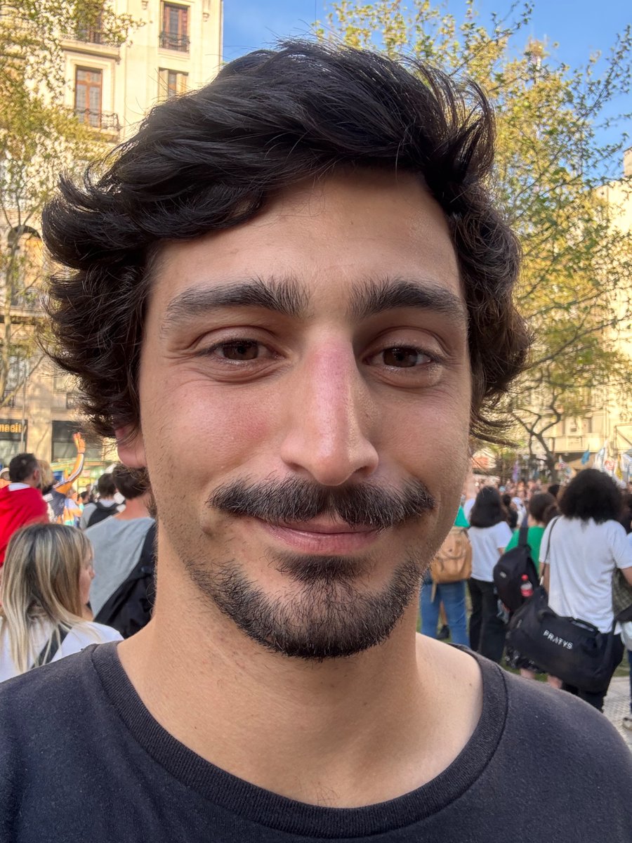 Sonrisa de rechazo a los vetos del presidente Milei.
Los diputados y la plaza hablaron, basta de ajuste innecesario.