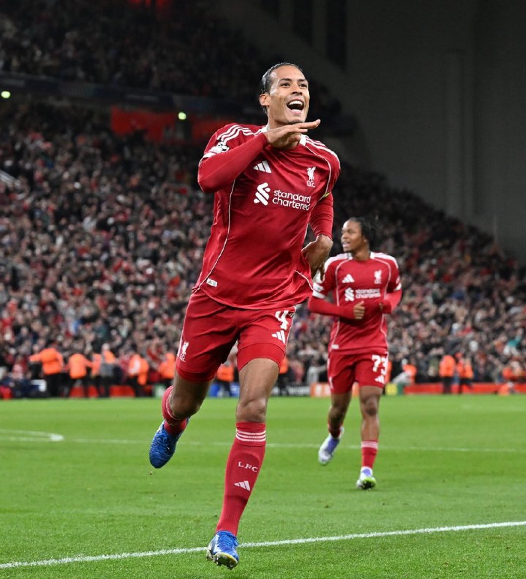 موسم اثنين ثلاثة 7 مواسم! 10 قمم 50 قمة 100 قمة!

كم ظهور عظيم لهذا الرجل مع ليفربول؟ كم مباراة مؤثرة يلعب بهذا المستوى العظيم وما زال الناس تشكك فيه؟

الحقيقة إن فان دايك لو كان بالأبيض والأسود كان الجميع أنصفه واتفق عليه بدون تفكير.

أسطورة كروية تلعب حتى اللحظة بمستوى عظيم ♥️