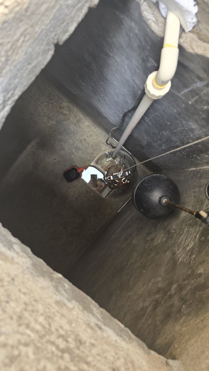 LAdrian58's tweet photo. @AguadePuebla @laredcincoradio @PueblaAyto @Gob_Puebla @armentapuebla_ Esta es toda el agua que cayó, como 5 cm o sea nada. Ni siquiera para que funcione la bomba y la suba al tinaco. Se pasan de verdad. Enserio deben dejarla todo el dia pq con menos de una hora no cae nada. https://t.co/U7EKxnuKDQ