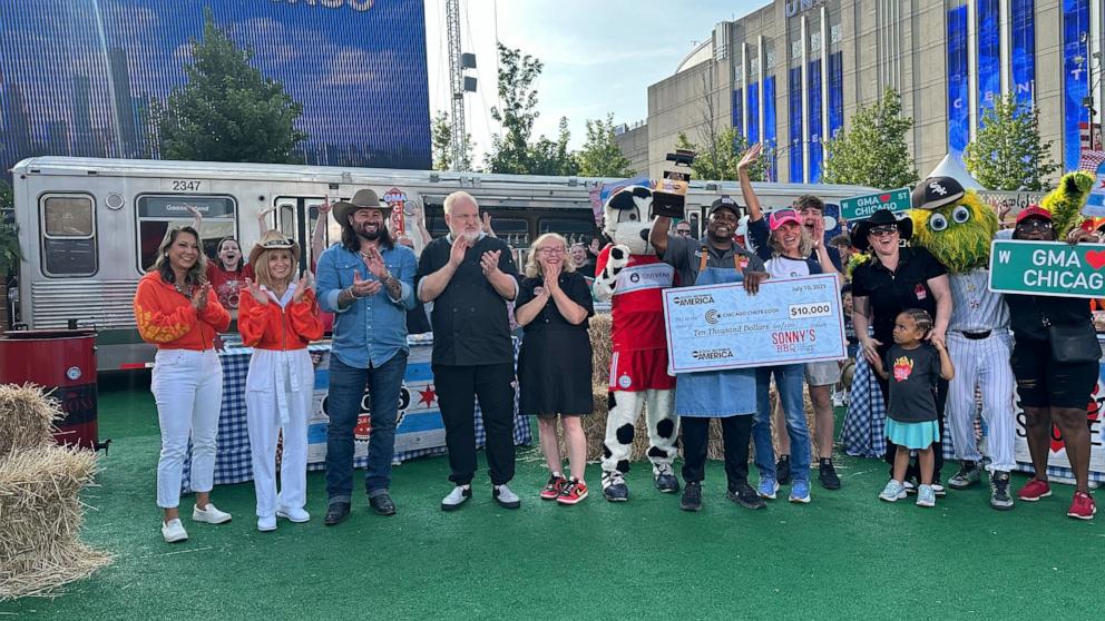 We love Chicago and the Windy City Smokeout! So much fun! #grillax #windycity <a href="/WCSmokeout/">Windy City Smokeout</a> <a href="/UbonsBBQ/">Ubons Barbeque</a>