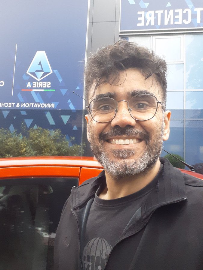 ملعب السان دوناتو …حين يصبح الكذب بطولة.

منصة X لم تعد مجرد فضاء للتعبير، بل ساحة قذرة لتصفية الحسابات. هناك، حين تنكشف الأكاذيب، لا يتراجع الكاذب ولا يعتذر، بل يفجّر في الخصومة. يهاجم، يشتم، ويحوّل النقاش من فكرة إلى شخصية.

خذوا مثال قضية ملعب السان دوناتو:

لشهور كان يتم