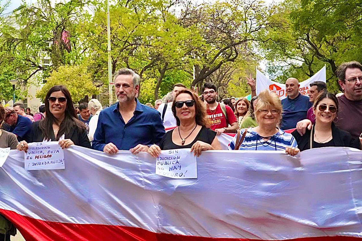 Marchamos en defensa de la educación pública en nuestro país por las calles de la ciudad. Hoy repasaba los números del Presidente: dijo que para 2026 aumentaría un 8% la partida para la educación. El problema está en que si proyecta una inflación del 20% para el año que viene,