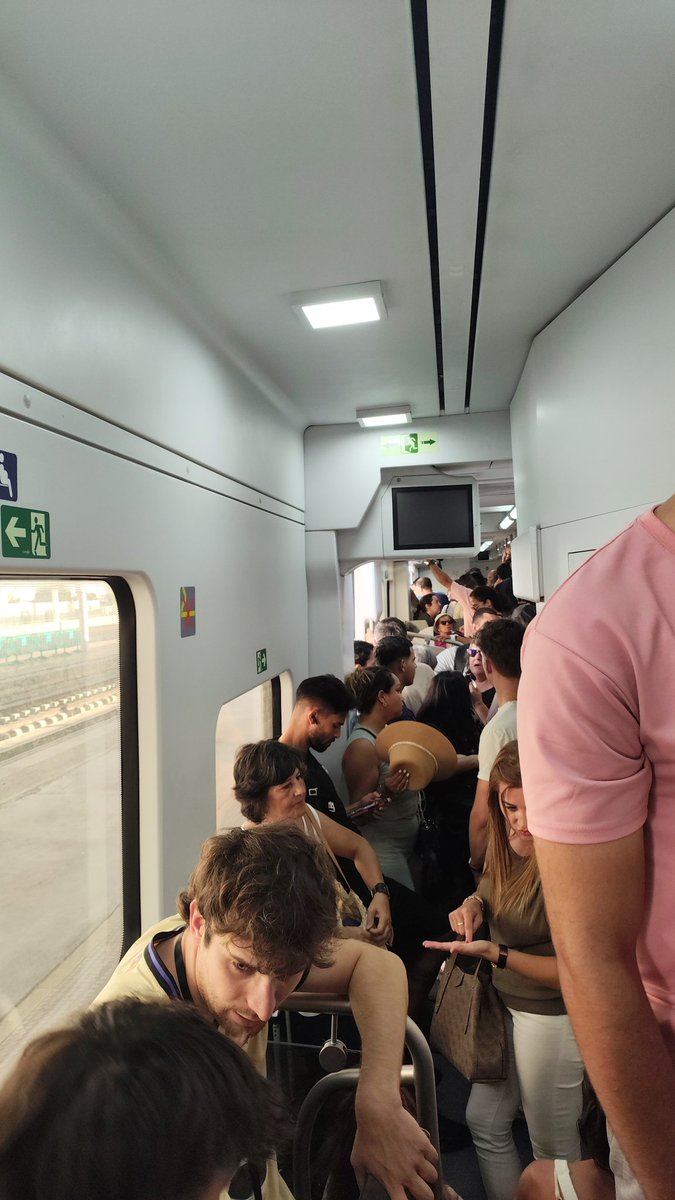 S'ha acabat el bono viatge.
Segons <a href="/CercaniasVLC/">Cercanías València</a> no ha hagut cap incidència en la C1 esta vesprada.
Així hem eixit en el de les 18:10 de València, gent que s'ha quedat sense poder pujar.
<a href="/oscar_puente/">oscar puente</a> menos tuit de chulito y más ejecutar los presupuestos de los cercanías