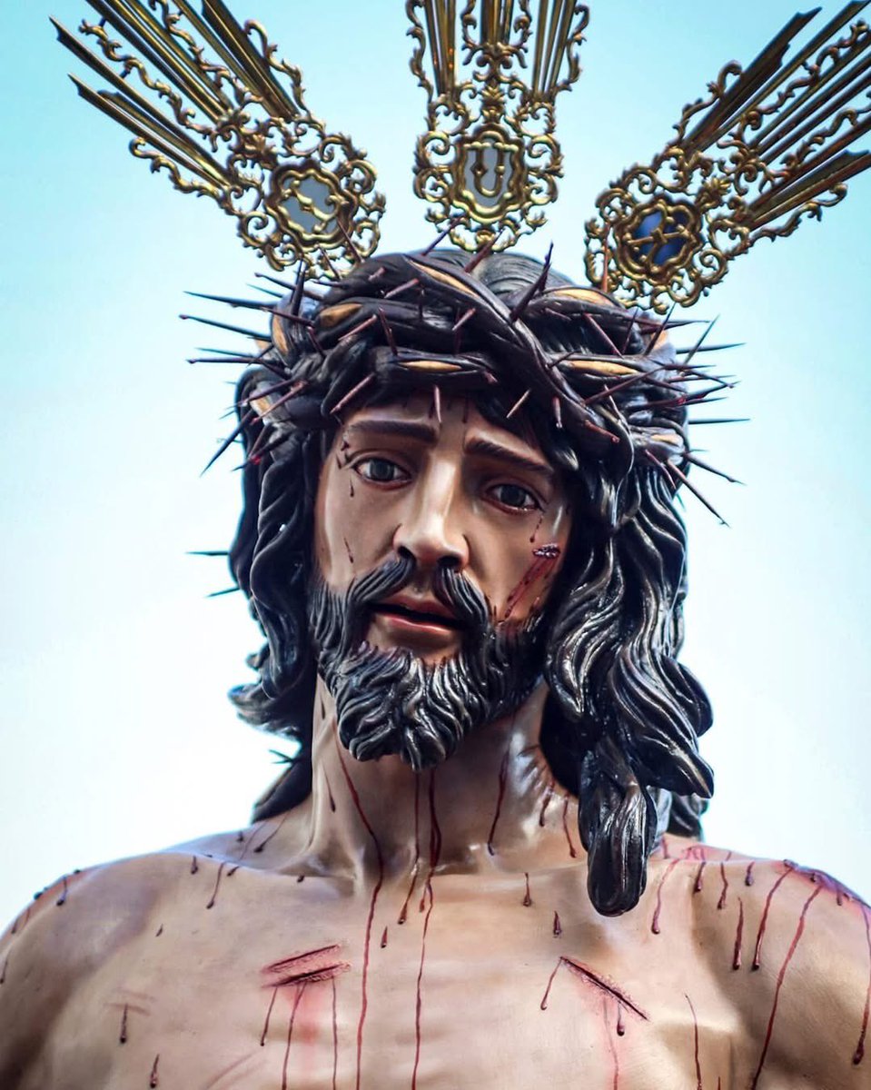 El largo cabello de la talla presenta una trenza hebrea desecha, terminando en forma de cola de pez (Pescador de Hombres) anudada con un lazo blanco (símbolo de la lucha contra el cáncer contra el que luchaba el padre del escultor en el momento de realización de la talla).👇