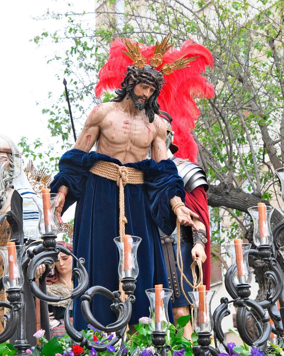 <a href="/DespojadoCSoria/">Luz y Resignación</a> La corona de espinas es una serpiente que muerde la oreja derecha del Señor, finalizando en el cuello.

Se presentó en noviembre de 2017, en el Círculo Mercantil de la ciudad de Sevilla.

#Jaén #SuenaLaEstrella #Sevilla