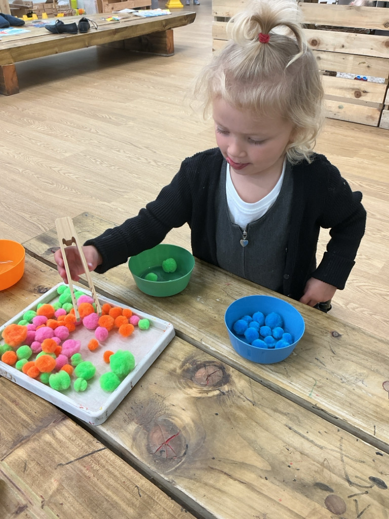 We are getting our fingers moving with lots of fine motor activities in Nursery. Ducklings have used their super concentration and resilience to pick up lots of pompoms using tweezers and sort them into the correct bowls! Great job everyone!
#WPSYN #WPSYEnglish
