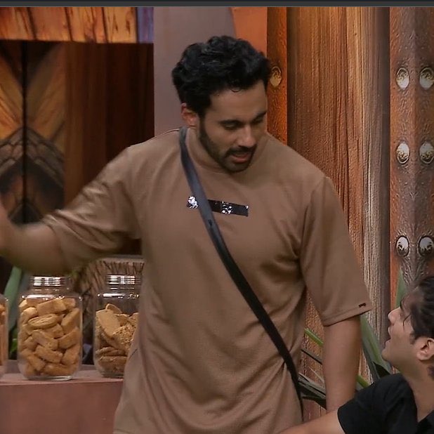 Task koi bhi ho Bajaj ka naam har jagah ho jata hai 😂🔥

Iss bande ne itna dara ke rakha hai ki log task me step in karne se darr rhe hain😭

SOLE BLAZER ABHISHEK 
#AbhishekBajaj #BiggBoss19 #BB19