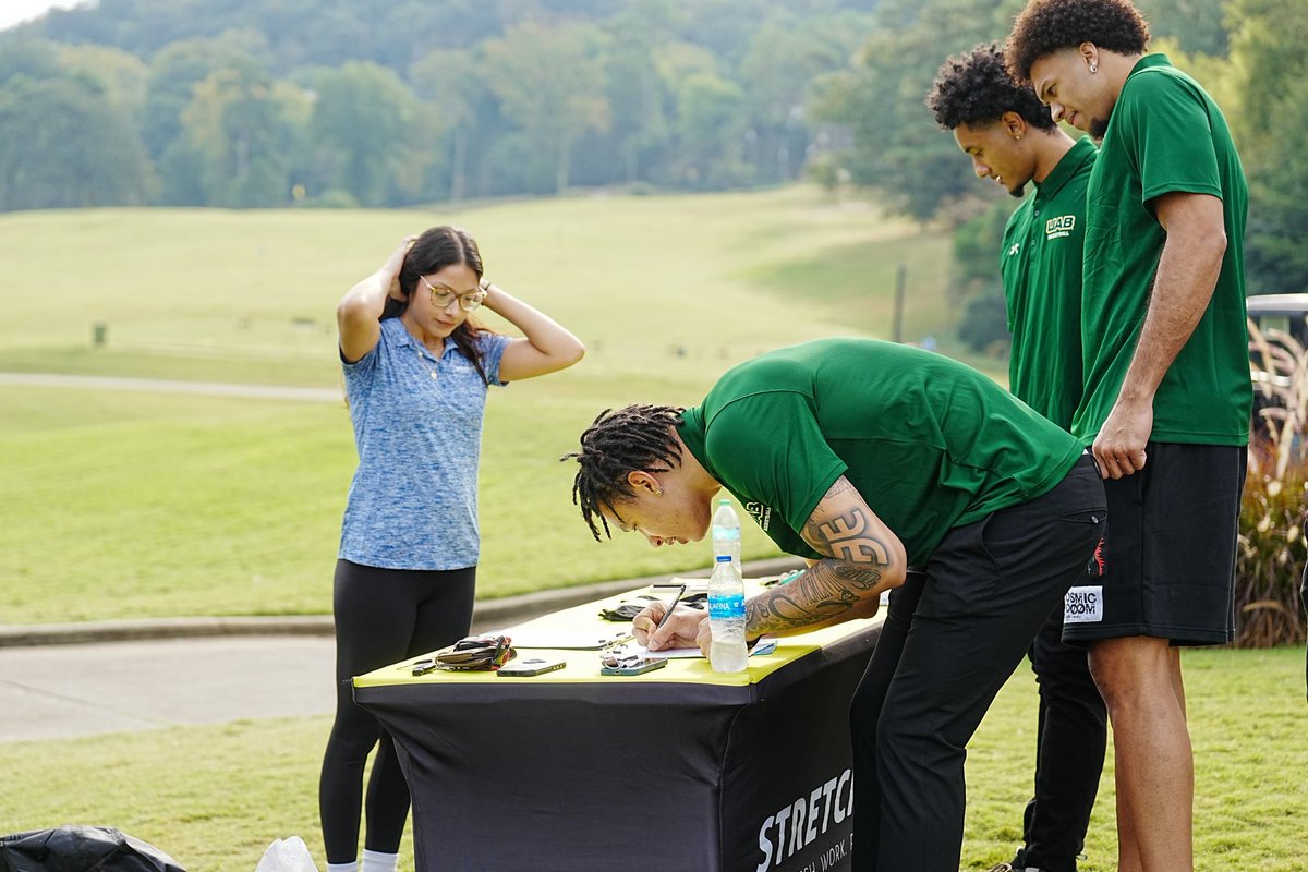 UAB_MBB's tweet image. Having a good time out at @HighlandGolfAL 🐉