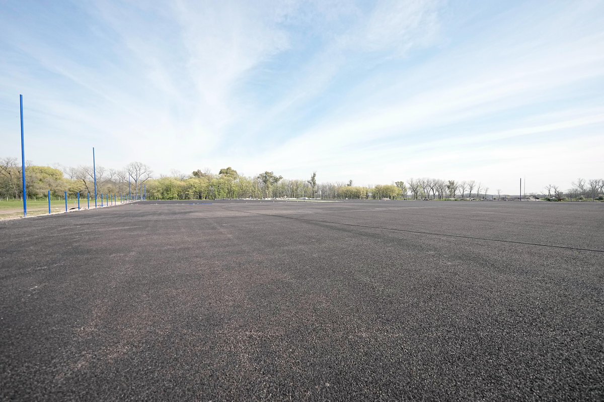 🌱⚽ Van tomando color las dos nuevas canchas de sintético en el Predio de Ezeiza.

Un paso más en nuestro predio de primer nivel: tras la colocación del sistema de drenaje, hoy avanzamos con la instalación del césped sintético 🤩