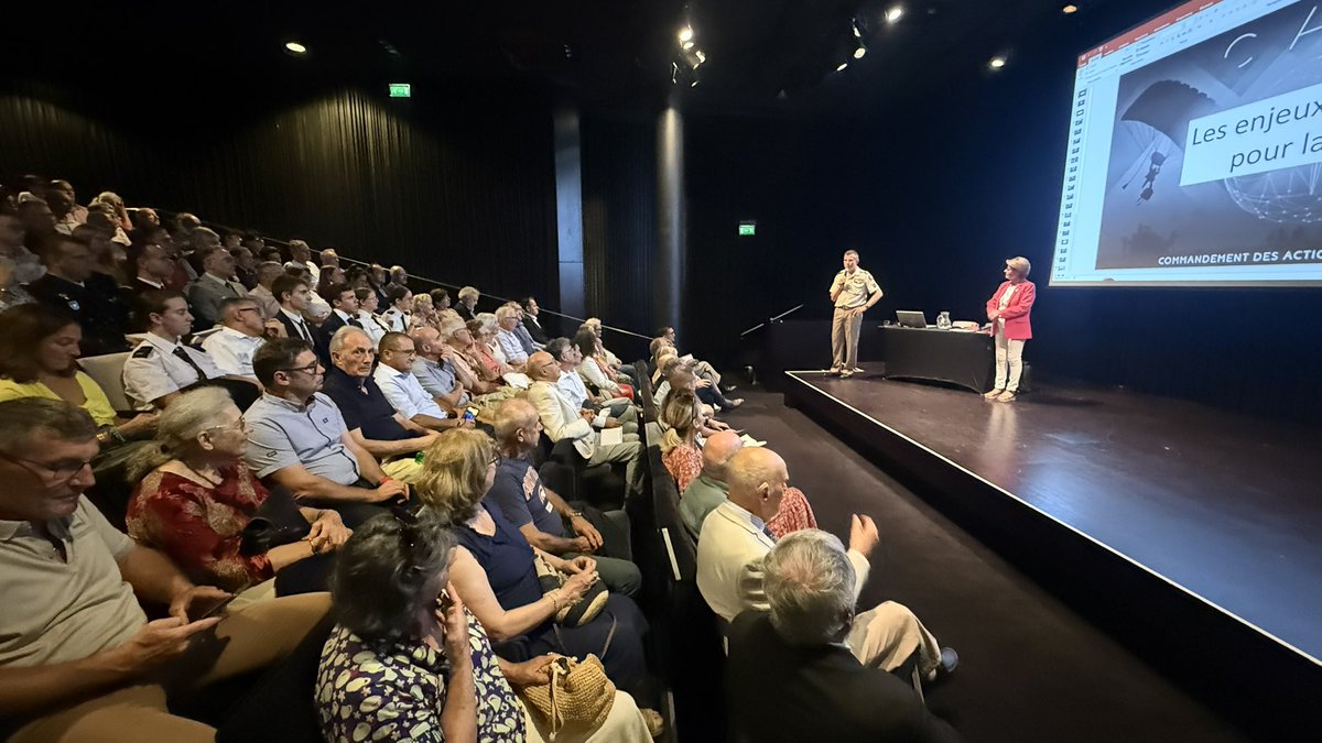 À Pau, l’auditorium de la médiathèque est plein comme un œuf pour le point sur notre défense nationale et les relations internationales avec le général Jean Laurentin, commandant les actions spéciales Terre.  Merci à lui d’avoir accepté mon invitation. Nous sommes dans