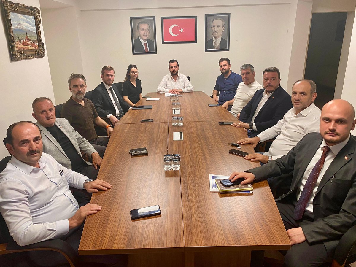 Kırklareli İl Başkanlığımızda; İl Başkanımız Sn. <a href="/yunusercan39/">Av. Yunus Ercan DAĞTAŞ</a> ‘ın yönetiminde  düzenlenen,
İlçe Başkanları toplantımızı gerçekleştiriyoruz.
#TürkiyeYüzyılı🇹🇷
<a href="/abuyukgumus/">Ahmet Büyükgümüş</a> 
<a href="/haydaraliyildiz/">🇹🇷Haydar Ali YILDIZ</a> 
<a href="/alisevinc34/">Ali Sevinç 🇹🇷</a>