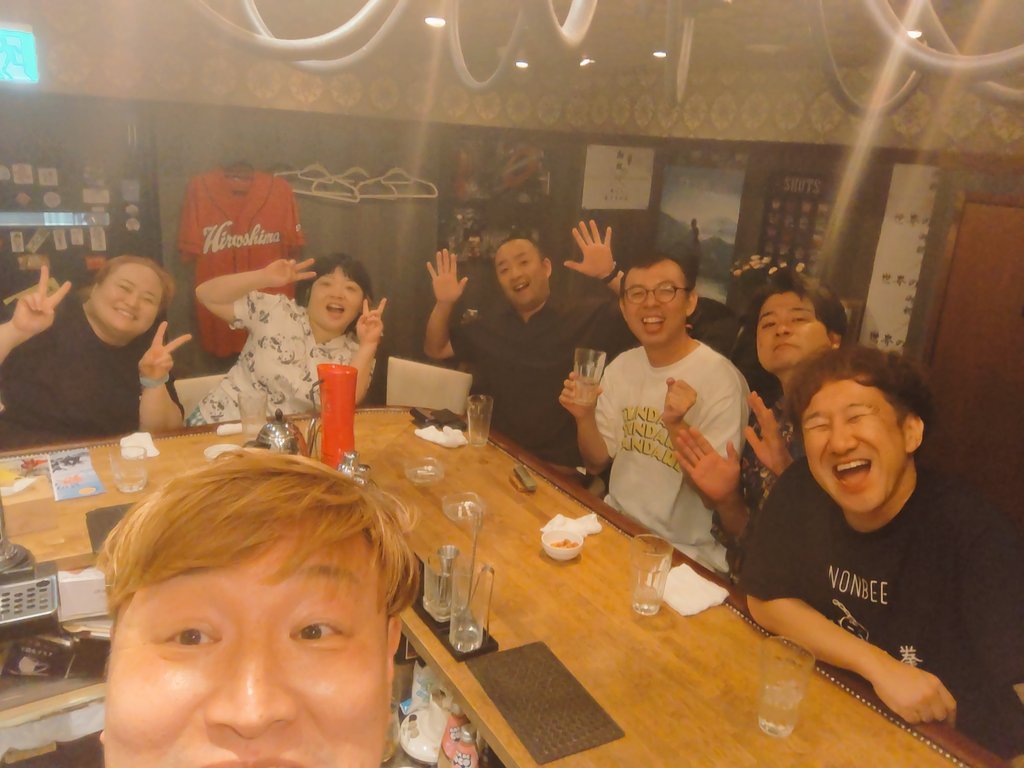 ryujishimamura's tweet image. instagram.com/stories/ryujis…
ええ夜でした⛩️ジョイマンさんごちそうさまでした🙇‍♂メンバーとも久しぶりやった👍🍻同期のおかずクラブ広島泊まり嬉しいありがとう🌹広島の竜児です。わっしょい🙌🌹#ジョイマン #歌ネタメンバー #おかずクラブ #藩飛礼竜児