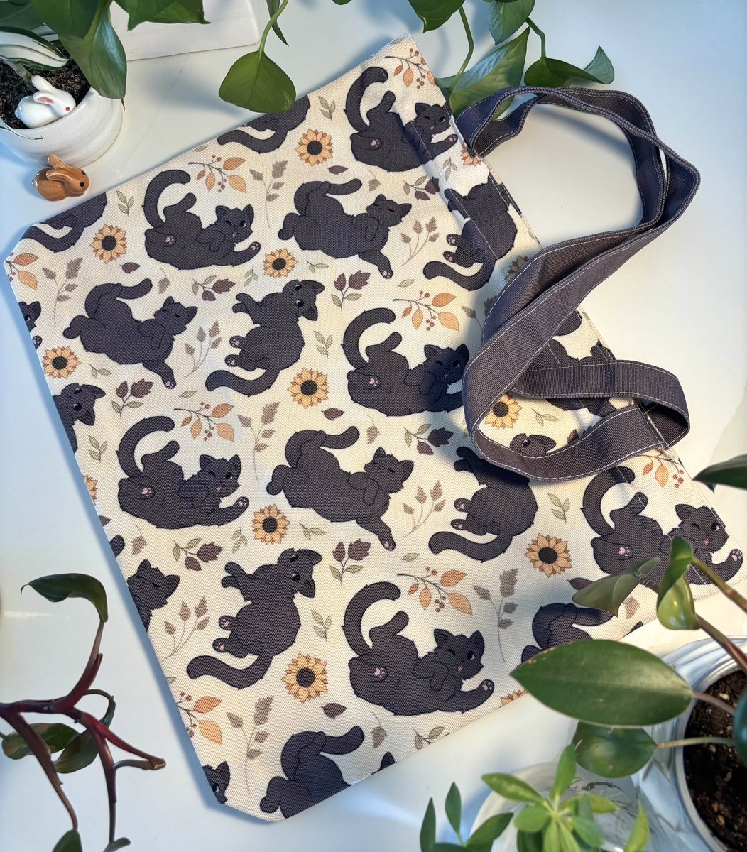 Kitty canvas tote 🐈‍⬛🌻🍂 
I will have these at AFC! #AFC2025