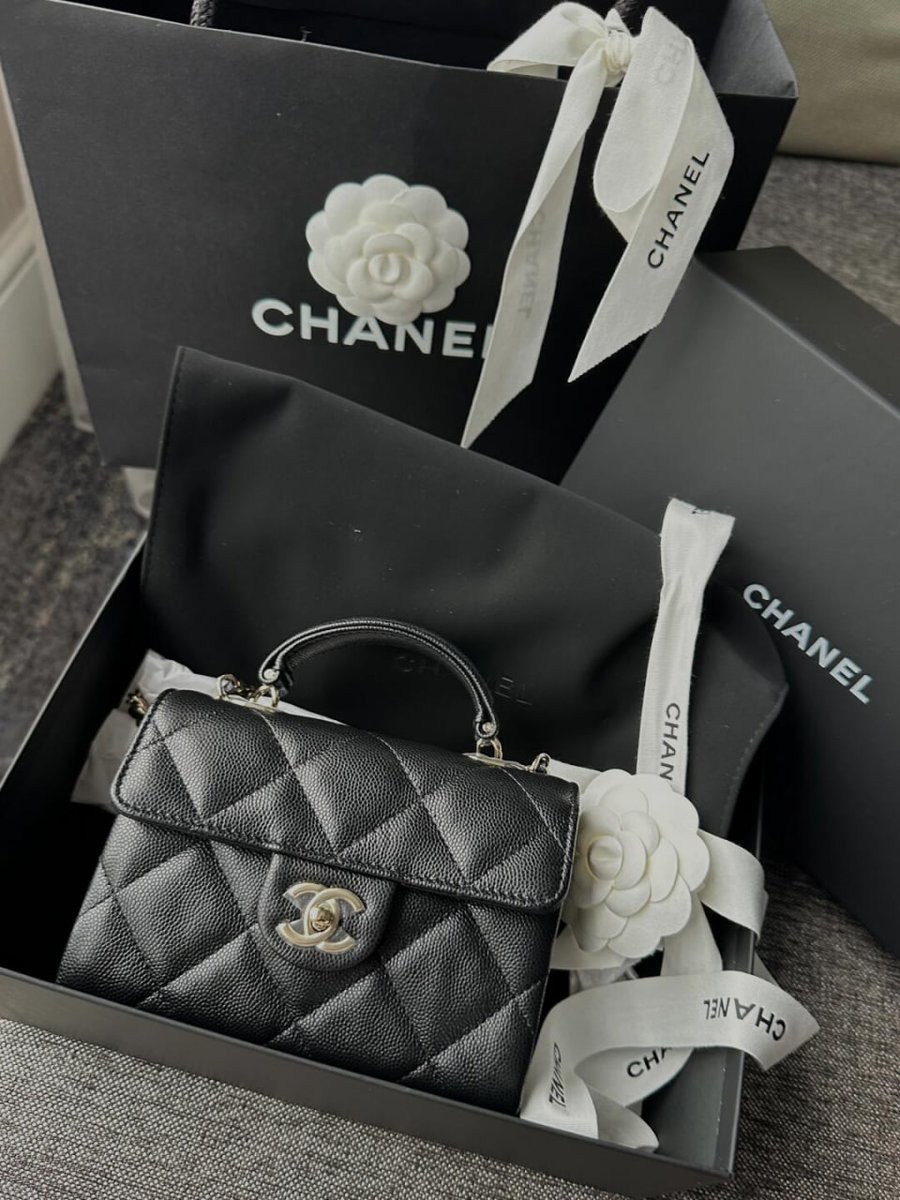 A little Chanel moment never hurt nobody 🤍🛍️✨