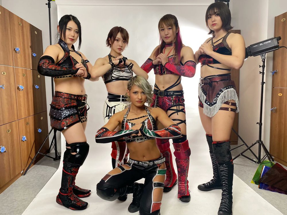 Yesterday was Suzu Suzuki's birthday. Her Unit seems to share traits with Donna Del Mondo:
✅mostly made up of "outsiders";
✅aggressive attitude;
✅tweener behavior.
Do you think MVL could fill DDM's role, or will it become something different? #STARDOM