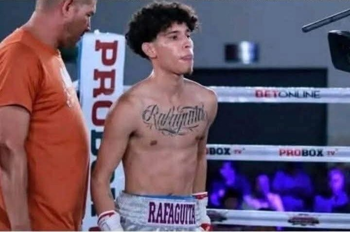 TraductorTeAma's tweet photo. 🇲🇽🌮| Joven promesa del boxeo mexicano es localizado envuelto y sin vida en Sonora.
Jesús Iván Mercado Cabrera se acababa de mudar ahí para seguir entrenando.

¿La presidente de México? Le puso 8% de impuestos al GTA VI. https://t.co/axgUPrMmSW