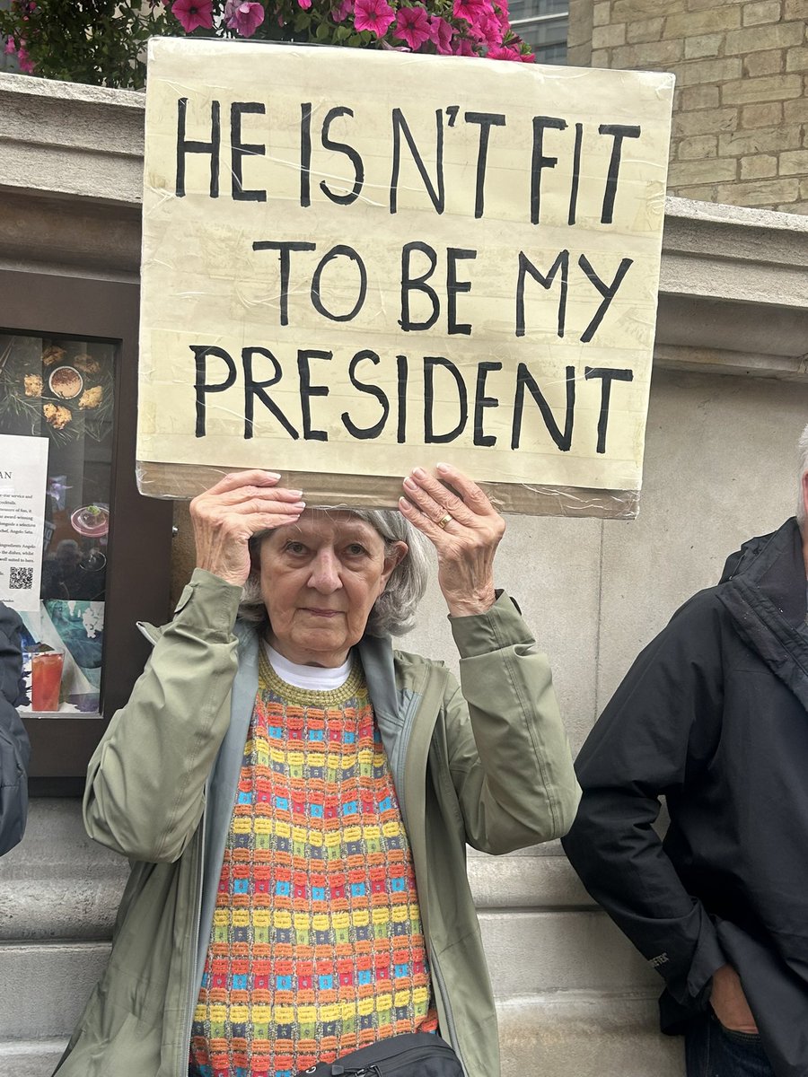 allyc375's tweet image. I did the whole  #StopTrumpProtest march despite being mid arthritis flare up. Many of us kept the reputation of the over 50s up.  Now I am in horrible pain but it was worth it. The younger ones however…🇬🇧👍