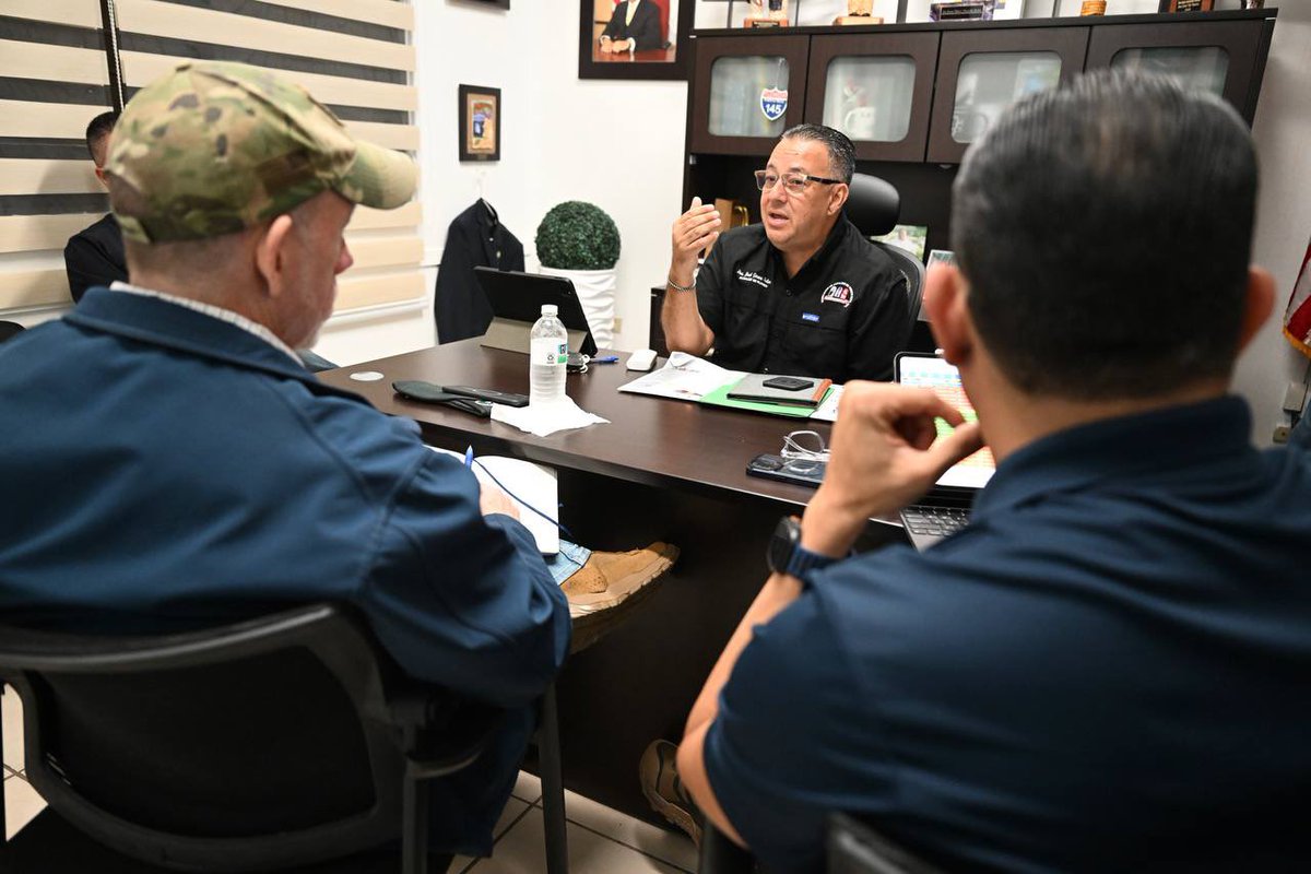 🤝 El secretario del DSP, general Arturo Garffer, visitó Florida para reunirse con el alcalde José Gerena Polanco y dialogar sobre seguridad. Lo acompañó el comisionado de Emergencias Médicas, Abner Gómez Cortés, reforzando el compromiso de trabajar unidos.

#DSP #Florida