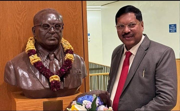 एक अकेला अंबेडकरवादी पूरे मनुवाद को हिला देता है। 
मनुवादी लोग CJI BR gavai साहब के खिलाफ ट्रेंड करवा रहे हैं हमारे लोग शांत है जबकि पहले हमारे लोग मनुवादियों के ट्रेंड का मुंहतोड़ जवाब देते थे। 

सभी बहुजन साथी लिख सकते है क्या?

#ProudOfOurCJI 

#We_Stand_With_BR_Gavai